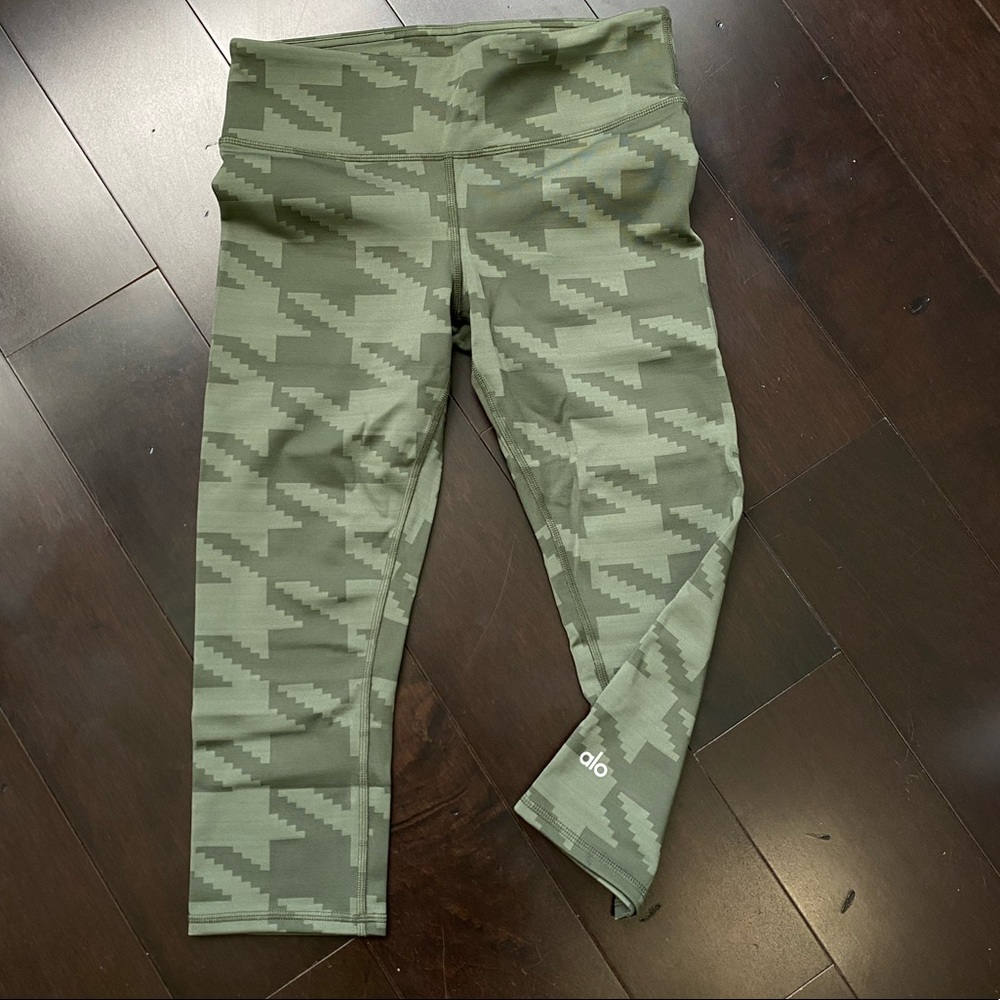 Alo Airbrush Capri Engineered Print (NWOT)